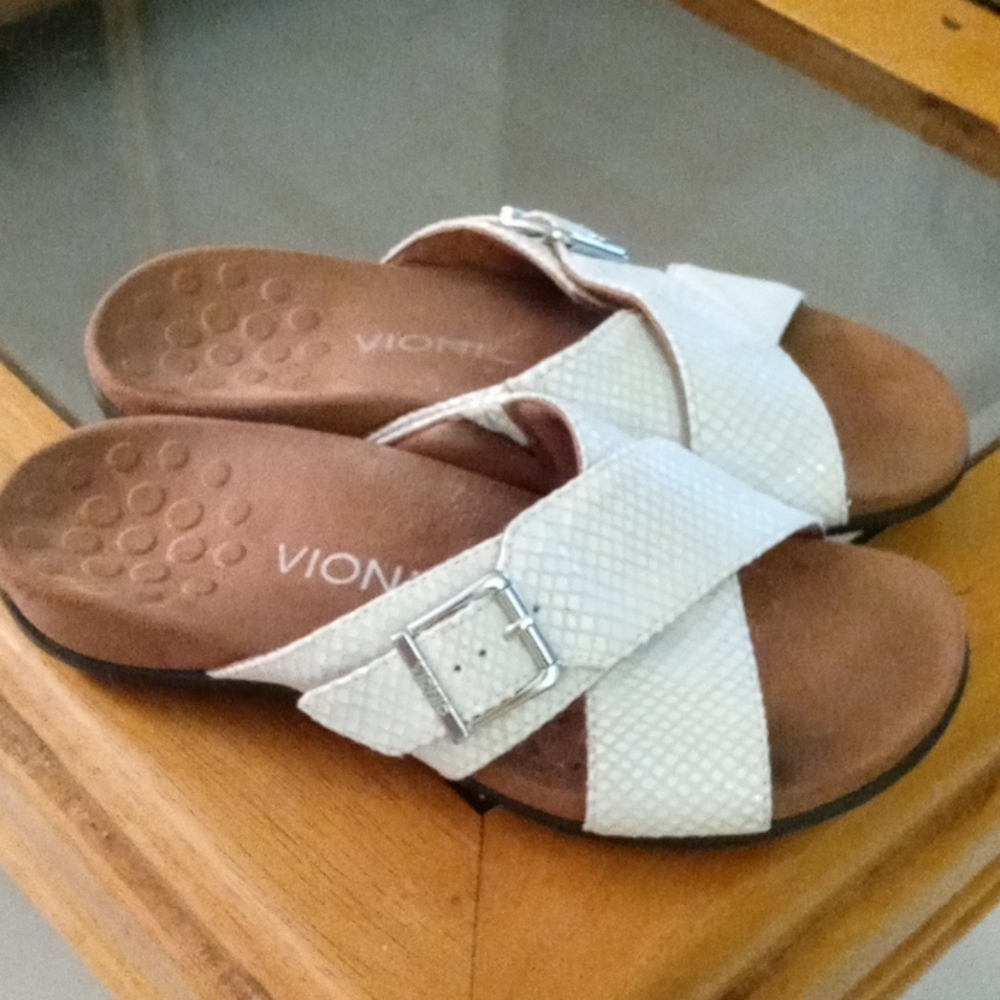 Vionic white sandles